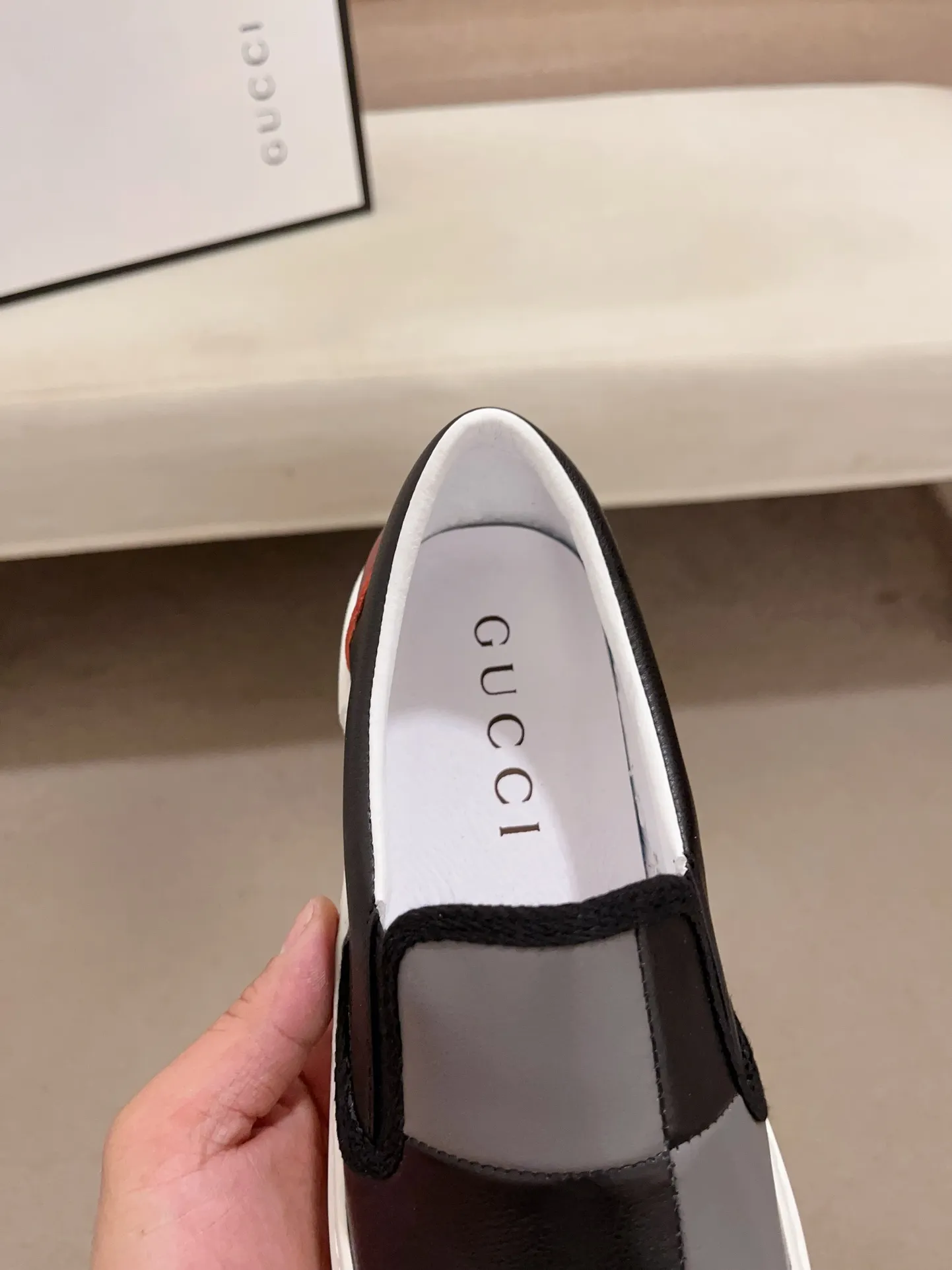Men's shoes💰 440💰The new GUCCI (Gucci) counters are launched simultaneously. The new men's shoes, 😘fabrics are selected from imported cowhide, and the lining is sheepskin lining. 👍🏿 High-end ☄️ air-cushion molded anti-slip rubber outsole, exquisite lines, simple and elegant, comfortable and high-end for leisure travel. Code number: 38 to 44 (45 can be customized and cannot be returned or exchanged)